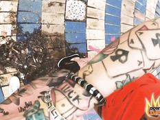 Сиськастая татуированная дама ебётся во все дырочки посреди развалин