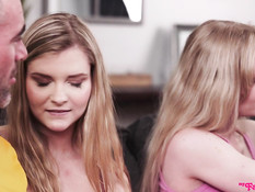 Два старых мужика оттрахали двух молодых блондинок и кончили в киски