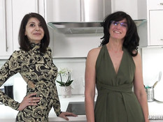 Двое парней отымели зрелую брюнетку в очках и сисястую шатенку с тату