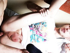 Бородатый русский гей отодрал молодого приятеля в очко в купе поезда