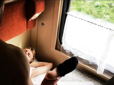 Бородатый русский гей отодрал молодого приятеля в очко в купе поезда