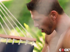 Спортивный гей с тату отпердолил в лесу на поляне худенького паренька