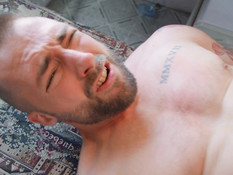 Гей с короткими светлыми волосами отымел в очко небритого любовника