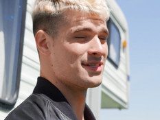 Гей с короткими светлыми волосами отымел в очко небритого любовника