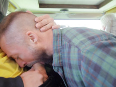 Гей с короткими светлыми волосами отымел в очко небритого любовника