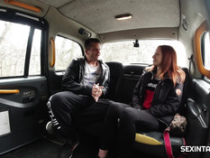 Рыжеволосая девчонка оттрахана таксистом в письку на заднем сиденье