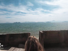 Стройная молодая блондинка ебётся с парнем на песчаном морском пляже