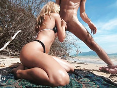 Стройная молодая блондинка ебётся с парнем на песчаном морском пляже