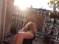 Развратная молодая пара занялась сексом на балконе многоэтажного дома