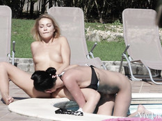 Молодая блондинка занимается с брюнеткой лесбийским сексом в бассейне