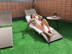 Грудастая шатенка жадно сосёт член и трахается с кавалером на крыше