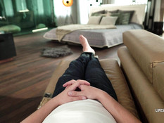 Мужчина отодрал в анус миниатюрную русскую блондинку и кончил в рот