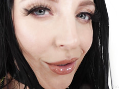 Вымазанная маслом зрелая сисястая брюнетка отпердолена мужиком в анус