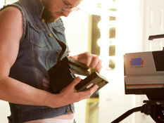 Рыжеволосый грудастый транс занимается сексом с мускулистым мужчиной