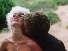 Две горячие блондинки оттраханы мужчиной в киски в кузове грузовичка