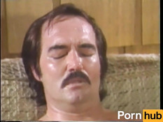 Белый усатый мужчина оттрахал грудастую мулатку и кончил на её лицо