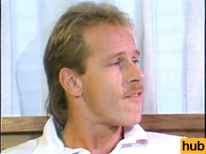 Сиськастая кудрявая блондинка трахается с мужчиной в волосатую киску