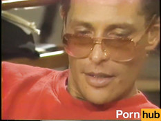 Кудрявая шатенка отсасывает у мужчины член и даёт в волосатую письку