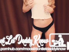 Тощая молодая блондинка трётся об член и получает сперму на трусики