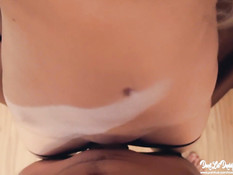 Тощая молодая блондинка трётся об член и получает сперму на трусики