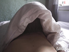 Проснувшаяся русская блондиночка отсасывает член и трахается с парнем