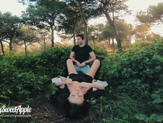 Девка с каштановыми волосами делает минет и ебётся с парнем в парке