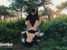 Девка с каштановыми волосами делает минет и ебётся с парнем в парке