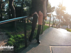 Девка с каштановыми волосами делает минет и ебётся с парнем в парке