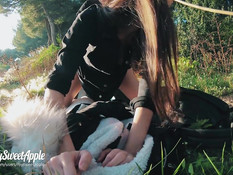 Девка с каштановыми волосами делает минет и ебётся с парнем в парке