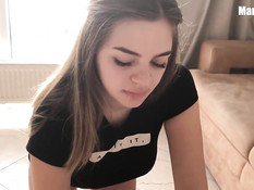 Юная русская блондинка отсосала у парня и дала отыметь раком в киску