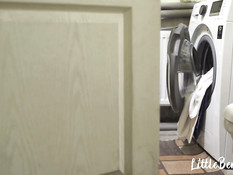 Увидел стоящую на четвереньках русскую блондиночку и оттрахал в анус