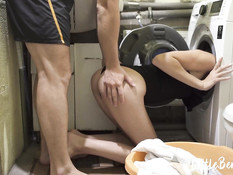 Увидел стоящую на четвереньках русскую блондиночку и оттрахал в анус