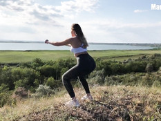 Белокурая русская девка с большой грудью оттрахана раком возле озера