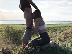 Белокурая русская девка с большой грудью оттрахана раком возле озера