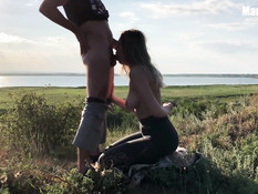 Белокурая русская девка с большой грудью оттрахана раком возле озера