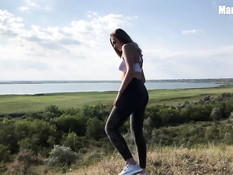 Белокурая русская девка с большой грудью оттрахана раком возле озера