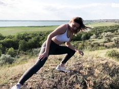 Белокурая русская девка с большой грудью оттрахана раком возле озера