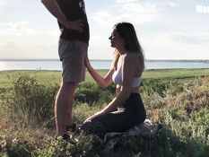 Белокурая русская девка с большой грудью оттрахана раком возле озера