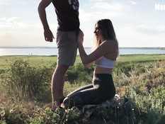 Белокурая русская девка с большой грудью оттрахана раком возле озера