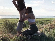 Белокурая русская девка с большой грудью оттрахана раком возле озера