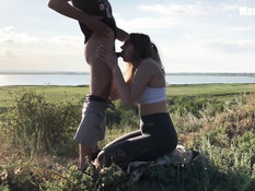 Белокурая русская девка с большой грудью оттрахана раком возле озера