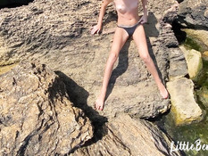 После купания голышом в море худая девка трахается с парнем в кустах