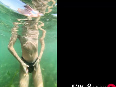 После купания голышом в море худая девка трахается с парнем в кустах