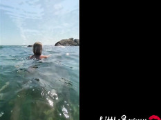 После купания голышом в море худая девка трахается с парнем в кустах