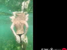 После купания голышом в море худая девка трахается с парнем в кустах