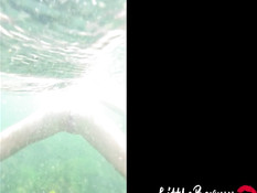 После купания голышом в море худая девка трахается с парнем в кустах