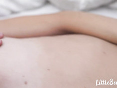 Светловолосая русская подруга теребит свою пизду и сосёт хуй у парня