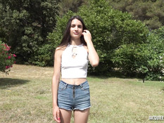 Мускулистый негр отодрал на улице в киску и анус худую белую девушку