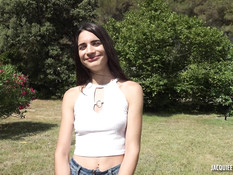 Мускулистый негр отодрал на улице в киску и анус худую белую девушку