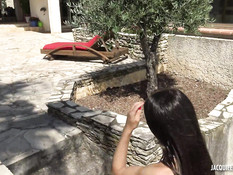 Мускулистый негр отодрал на улице в киску и анус худую белую девушку